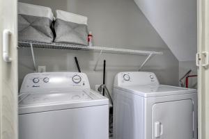 默特尔比奇1408 Perrin Dr, Unit A - Ocean Walk Sleeps 8的小型洗衣房配有洗衣机和烘干机