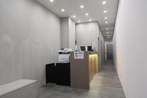 东京OHWA hostel minowa station的办公室大堂,配有一张桌子和一台电脑