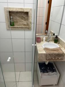 波苏斯-迪卡尔达斯Conforto e aconchego的一间带水槽和淋浴的浴室