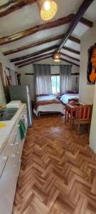 乌鲁班巴Eco Lodge Cabañas con Piscina的铺有木地板,设有2张床的厨房