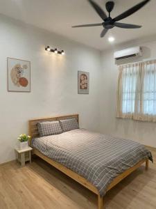 北赖Cozy 2StoreyHome 5Room11Pax@ChaiLengPark的一间卧室配有一张床和吊扇