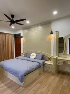 北赖Cozy 2StoreyHome 5Room11Pax@ChaiLengPark的一间卧室配有一张床和吊扇