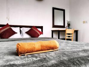 暹粒Bed & Bedzzz的床上有橙色毯子
