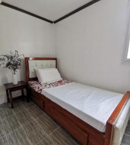 卡瓦延市Homelux Transient House的一张小床,位于带桌子的房间