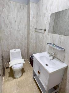 班敦孟Luna hotel สถานีดอนเมือง的浴室配有白色卫生间和盥洗盆。
