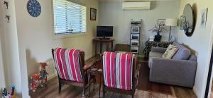 Glendon Brook金合欢旅舍的客厅配有两把椅子和一张沙发