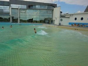 贝塞尔Friesengold Modern retreat的儿童在大楼的游泳池游泳
