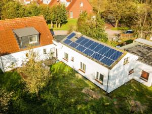 博尔库姆Borkum Freedom 1的享有房子的空中景色,上面设有太阳能电池板