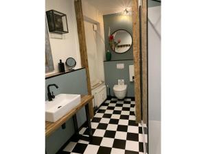 什未林CATHEDRAL WHISPERS Modern retreat的浴室铺有黑白格子地板。