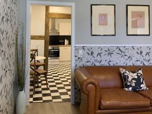 什未林CATHEDRAL WHISPERS Modern retreat的带沙发的客厅和厨房