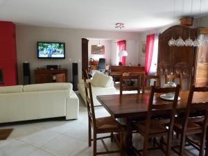 安德诺莱斯贝恩Villa Alluro的客厅配有白色的沙发和桌子
