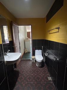 南芭堤雅Coffeeandbeer的浴室配有盥洗盆、卫生间和浴缸。