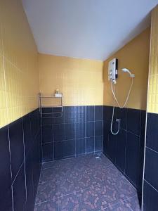 南芭堤雅Coffeeandbeer的浴室设有蓝色和黄色瓷砖淋浴。
