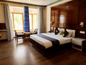 洪达尔The Hunder Eco Villa的酒店客房带一张床、一张桌子和椅子