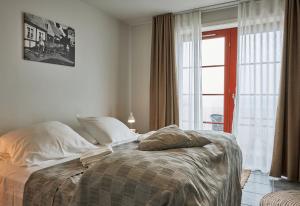 古兹耶姆Hotel Klippen的一间卧室设有一张床和一个大窗户
