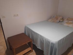 阿瓦托鲁HINAMOE LODGE的一间小卧室,配有一张床和一张桌子