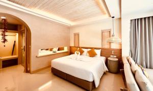苏梅岛Amity Beach Resort的酒店客房,设有两张床和镜子