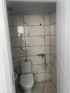 埃迪尔内ULASOTEL22的一间带卫生间和瓷砖墙的浴室