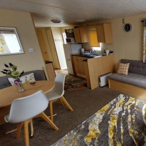滨海克拉克顿SKYLA VISTA Clacton-on-Sea的一个带桌子的小客厅和一间厨房