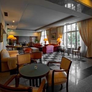 里斯本迈特波尔酒店的酒店客房带大堂,带长沙发和桌子。