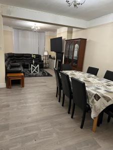 斯劳ELSARO guest house的一间带桌椅和沙发的用餐室