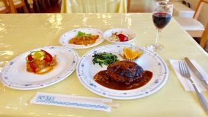 大岛パームビーチリゾートホテル的餐桌,餐盘和一杯葡萄酒