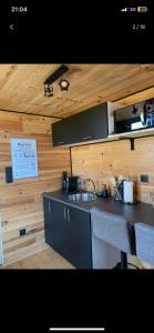 ArdresLa Tiny house的一个带水槽和木墙的厨房