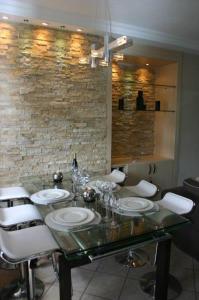 贝尔马尔Villa No2 - Sun Tan Palmar的一间带桌子和白色椅子的用餐室