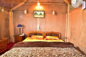 斯利那加HB Zaindari Palace的卧室配有木墙内的一张床