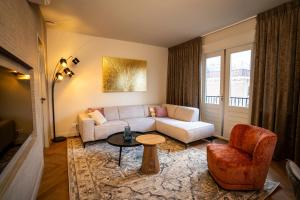 兹沃勒Luxe Appartement nabij centrum的客厅配有沙发和椅子