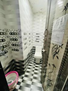 马迪凯里Coorg point的一间带卫生间和水槽的浴室