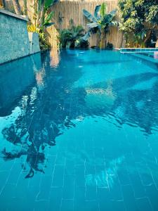暹粒Angkor Sand Hotel的蓝色海水游泳池