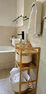 米德兰Adante @ Midrand的浴室设有水槽和带毛巾的架子。