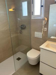卡拉塔瑞达卡拉摩力旅馆的带淋浴、卫生间和盥洗盆的浴室
