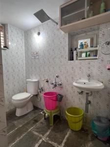 班加罗尔2BHK with parking & ample space的浴室设有卫生间和带水桶的水槽。
