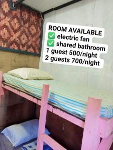 卢纳将军城sharkbunkbed siargao的一张粉红色的双层床,位于带标志的房间