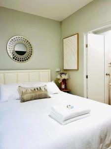 班敦孟Luna hotel สถานีดอนเมือง的卧室配有白色床和墙上的镜子