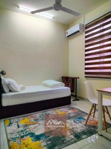 居林HAZZ Homestay Kulim的一间卧室设有床、窗户和地毯。