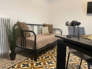 玛格丽塔萨沃亚Maioliche Apartments的配有床和一张带摄像头的桌子的房间
