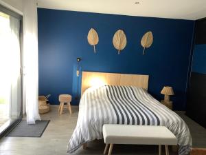 Senneville-sur-FécampLe Caux ´Sy的蓝色的卧室,配有床和蓝色的墙壁