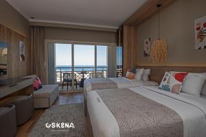 赫尔格达OSKENA Vacation Homes-Red Sea View Azzurra Salh Hasheesh Hurghada的酒店客房设有两张床和一个阳台。