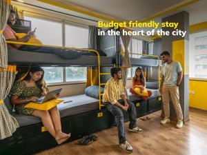 班加罗尔The Hosteller Bangalore, Brigade Road的一群人乘坐火车,带双层床