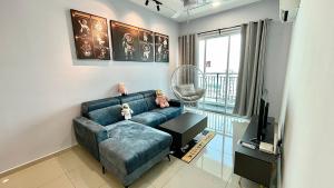 大山脚De Luma-Metropol 3Bedrooms的客厅配有蓝色的沙发和电视