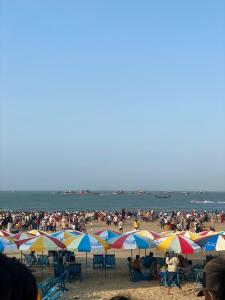 隆海国安酒店的海滩上一群人拿着遮阳伞