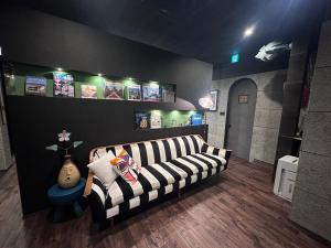 IragoＩＲＡＧＯ　ＡＲＴ　 ＨＯＴＥＬ 　THECAPE的客厅配有沙发