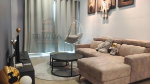 大山脚De Luma-Metropol 3Bedrooms的客厅配有沙发和桌子