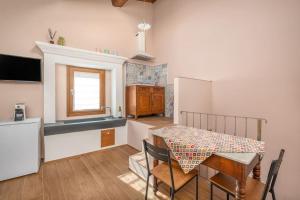 维科皮萨诺Casa Serena的厨房以及带桌子和冰箱的用餐室