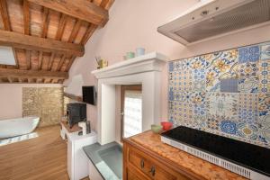 维科皮萨诺Casa Serena的浴室设有马赛克瓷砖墙和浴缸。