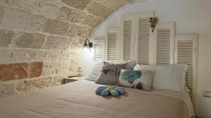 滨海波利尼亚诺卡萨菲奥雷住宿加早餐酒店的一间卧室配有一张石墙床