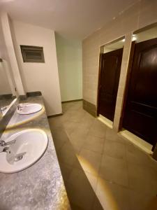 Qaryat ash Shamālīشاليه للايجار اليومي بالريف الاوروبي的一间带水槽和两个卫生间的浴室